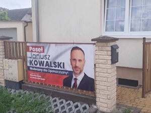 Mieszkaniec opolszczyzny wywiesił banery Solidarnej Polski. Działacz Mniejszości Niemieckiej wyznaczył godzinę usunięcia