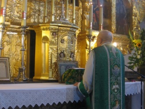 Pijana wtargnęła do kościoła, popchnęła kościelnego i wyrwała księdzu mikrofon. Dostanie 3 lata?