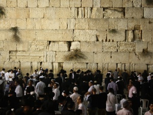 Jerozolima: Opat benedyktynów odmówił zasłonięcia swego krzyża pektoralnego przy Ścianie Płaczu