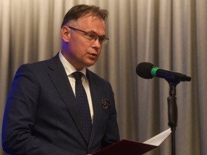 Mularczyk: Otrzymuję szokujące informacje od polskich ambasadorów