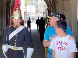 Królewski Gwardzista stojący przed Pałacem Buckingham złamał protokół. Wzruszający moment [WIDEO]