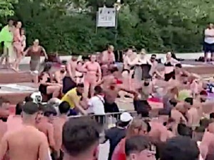 W Berlinie protestują przeciwko policji na basenach. „Nie ma miejsca na rasizm”