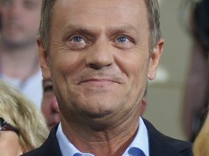 18 autokarów. Donald Tusk wyborców na spotkania wozi ze sobą? [VIDEO]