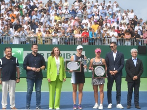 Turniej WTA w Warszawie: Świątek pierwszą polską tenisistką, która wygrała na własnym terenie
