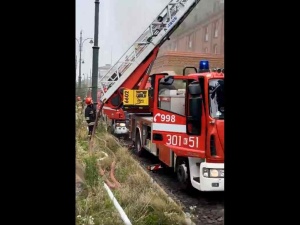 Kraków: Płonie zabytkowa kamienica. Służby gaśnicze w akcji 