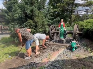 Emeryci z „S” zakasali rękawy i uporządkowali teren wokół figury św. Katarzyny