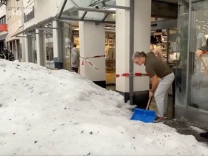 Biało na ulicach w Niemczech. Musiały wyjechać pługi śnieżne [WIDEO]