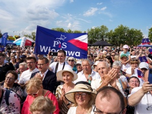 Portal WP grzmi o pobieraniu opłat za jedzenie na pikniku PiS. Bochenek: „Dziennikarze jedli za darmo”