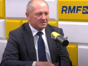 „Zajmują się przygotowywaniem konferencji prasowych”. Sawicki uderza w polskie wojsko