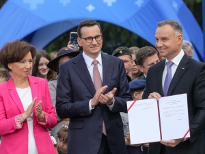 Prezydent podpisał ustawę ws. 800 plus. Premier zabrał głos