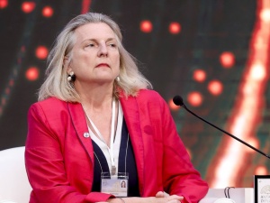 Była szefowa MSZ Austrii, na której weselu bawił się Putin, zamieszkała w Rosji