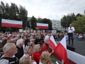 Tusk mówił o „tysiącach” na spotkaniu w Legionowie. Internauci publikują nagrania z lotu ptaka [WIDEO]