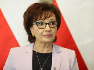 „Osiem gwiazdek, które nawet rodzice malują dzieciom na czołach, to jest dramat”. Elżbieta Witek z ważnym apelem