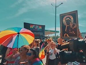Chciał powstrzymać profanację obrazu Matki Boskiej Częstochowskiej. Aktywiści oskarżają go o „kradzież”
