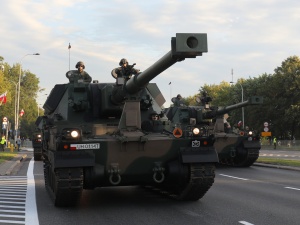 [Transmisja] Abramsy, K2, samoloty FA-50, Kraby, HIMARSy, Patrioty i wspaniali polscy żołnierze. Defilada Silna Biało-Czerwona już o 14.00