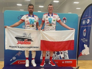 Członkowie S w zwycięskiej drużynie siatkarskiej
