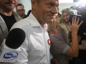„Życzę Tuskowi stanięcia obiema nogami na twardej ziemi, a nie bujania w obłokach”