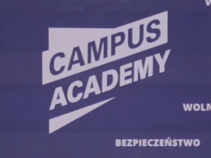 Problemy Campus Polska. Jeden z uczestników poinformował o rezygnacji 