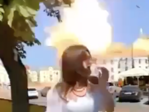 Rosja zaatakowała Czernihów. W sieci pojawiło się nagranie z momentu uderzenia rakiety [WIDEO]
