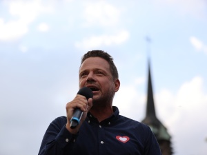 Młody człowiek o tym, że nie chce cię uczyć, bo wyjedzie z Polski. Trzaskowski ze zrozumieniem [VIDEO]
