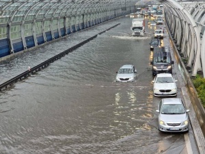 [FOTO] Warszawa: Paraliż na S8. Strażacy usiłują dostać się do zalanych samochodów