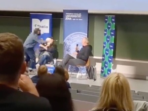 [WIDEO] Skandal w Niemczech. Znany dziennikarz zaatakowany ciastem w twarz na Uniwersytecie