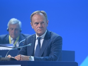 „Łukaszenka to przy nich amator”. Tusk atakuje PiS 