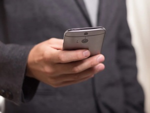 Eksperci: W pierwszym tygodniu września PiS miało ponad 66 razy większe zasięgi na YT niż Platforma