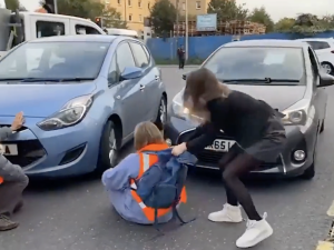 Polka szturmuje blokadę ekologów na drodze [WIDEO]