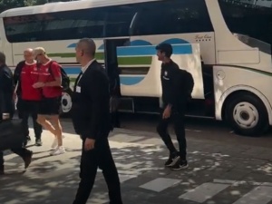 Polacy już w Albanii. Uwagę zwróciła sytuacja przed hotelem [WIDEO]
