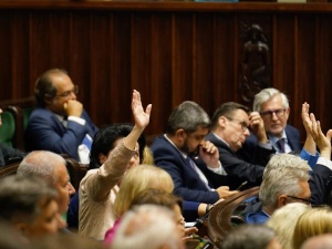 PiS na prowadzeniu, duży spadek KO, Trzecia Droga poza Sejmem. Zobacz najnowszy sondaż