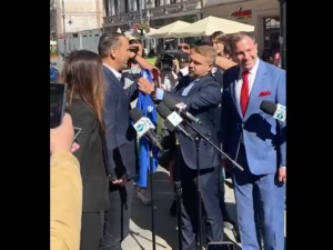 [WIDEO] Ktoś wie co to za debil?. Awantura na konferencji prasowej Sikorskiego