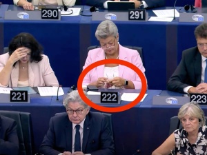 Z. Kuźmiuk: Gdy imigranci szturmowali Lampedusę, komisarz Johansson w PE robiła na drutach