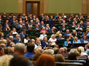 [najnowszy sondaż] PiS na czele, potężny spadek KO. W dół także Konfederacja