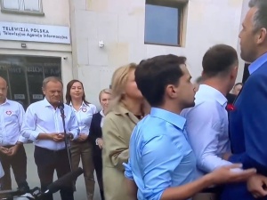 [WIDEO] Tusk kontra Rachoń: Awantura na konferencji szefa PO. Wezwano policję