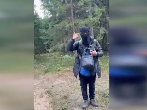 [WIDEO] Szokujące nagranie. „Kobiety i dzieci” na granicy z Białorusią grożą funkcjonariuszce SG gwałtem i śmiercią