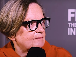 W znanym amerykańskim serwisie IMDb o filmie Holland: Czy wiesz, że ta scena została oparta na fake newsie?