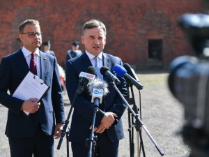 Chłopiec spłaca dług mieszkaniowy matki. Jest reakcja ministra sprawiedliwości 
