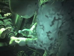 Tak żołnierze opatrywali dziecko-imigranta na granicy. Gen. Kukuła opublikował poruszające nagranie