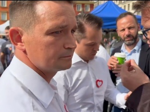 „Był pobudzony i napastliwy. Napierał na mnie”. Dziennikarz o zachowaniu posła podczas konferencji PO [WIDEO]