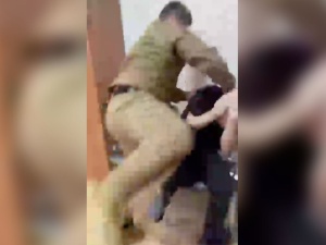 Kadyrow opublikował nagranie, na którym jego 15-letni syn brutalnie bije Rosjanina