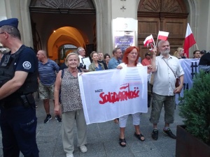 W Krakowie KZ NSZZ „S” przy Zarządzie Regionu protestowała przed kinem w obronie służb mundurowych