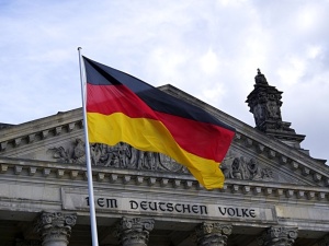 Afera w Niemczech: Partner wiceprzewodniczącej Bundestagu bierze rządowe pieniądze za transport imigrantów