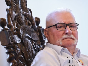 Celebrytka zaśpiewała Wałęsie, a ten... skrytykował jej wygląd