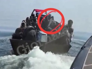 Uzbrojeni imigranci zaatakowali łódź straży przybrzeżnej. Jest nagranie