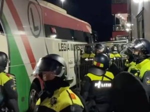 Piłkarze Legii wyprowadzeni w kajdankach po meczu z holenderskim AZ Alkmaar! Jest reakcja premiera