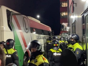 Piłkarze Legii wyprowadzeni w kajdankach po meczu w Holandii: Będzie wniosek o debatę w PE