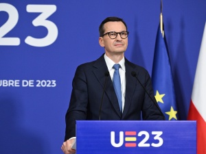Premier Morawiecki: Oficjalnie odrzucam cały paragraf konkluzji szczytu RE dotyczący migracji