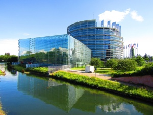 Parlament Europejski ingeruje w wybory w Polsce