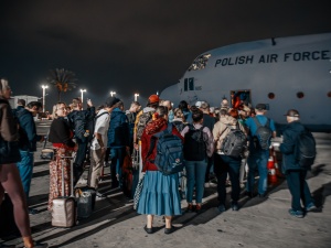 Polska wysłała po niego samolot i żołnierzy. A ten ma pretensje